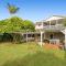 Modern Coastal 4 Bedroom house in paradise, walk to beach and rockpools, large yard