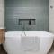 Modern Coastal 4 Bedroom house in paradise, walk to beach and rockpools, large yard