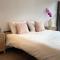 High Ceiling 6 Beds Private Garden Oasis 1min to Stadiums & Parking