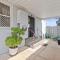 Stylish 2 Bedroom Unit Close to CBD