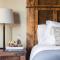 Klamath by AvantStay Premier Lakeside Cabin w Spa Fire Pit Lake Views