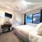 Mangawhai studio and a Room in Guests House
