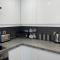 2 Bedroom Apartment - Abacus House - Huntingdon Town Centre - Contractor Friendly - Free Parking - Full Kitchen - Washer Dryer - Spacious - Ideal for Work Stays