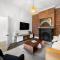 Velvet Cottage - Couples City Escape with Courtyard