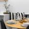 Velvet Cottage - Couples City Escape with Courtyard
