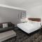 La Quinta Inn & Suites by Wyndham Houston Bush IAH South