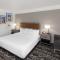 La Quinta Inn & Suites by Wyndham Houston Bush IAH South