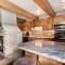 Chateau Roaring Fork 22, Mountain Chic 4-Bedroom Condo on Roaring Fork River – Walk to Downtown Aspen