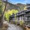 Chateau Roaring Fork 22, Mountain Chic 4-Bedroom Condo on Roaring Fork River – Walk to Downtown Aspen