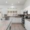 Entertainer's DREAM! 7 bedroom/4 bath w HEATED POOL & SPA (SLEEPS 16)