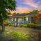 Blue Badger Cottage -Wifi, Fire Pit, Fireplace, Screen Porch, Game Room, King Bed, Grill