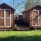 WaldCamp mit einfachen und zweckmässigen Hütten und Caravans Natur Pur