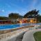 CR MARIPOSA RENTALS Cozy Retreat with Pool,Tennis,Gym,Free WiFi