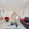 Stylish 2-Bed Townhouse with Balcony