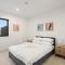 Stylish 2-Bed Townhouse with Balcony