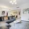 Livbnb-Upgraded 3BR plus Maids Room, near Five Lux