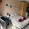 Studio White Chateau met parking en zonnig balkon