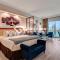 Lucky Gem Penthouse & Luxury Suites at Signature Resort, Balcony Strip View 3505