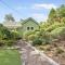 Quinees Charming Mountain Cottage