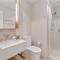 Luxurious 2 Bed Apartment with Pool, Sauna and Gym