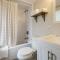 1 Mi to Ferry Sea Street Cottage in Hyannis
