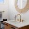 Sebastopol Farmhouse on 3 acres, fiber, kid friendly