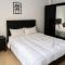 819. 2BR Townhouse Sofa Bed TVs 2 Baths Garden