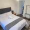 Angazi Guesthouse Unit 3 - Modern 2 Bedroom Apartment with Pool
