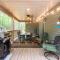 Bear Trail Chalet by AvantStay Retreat w Outdoor Living Deck Fire Pit