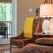 Bear Trail Chalet by AvantStay Retreat w Outdoor Living Deck Fire Pit