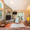 Bear Trail Chalet by AvantStay Retreat w Outdoor Living Deck Fire Pit