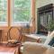 Bear Trail Chalet by AvantStay Retreat w Outdoor Living Deck Fire Pit