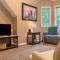 Bear Trail Chalet by AvantStay Retreat w Outdoor Living Deck Fire Pit