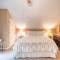 Bear Trail Chalet by AvantStay Retreat w Outdoor Living Deck Fire Pit