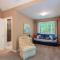 Bear Trail Chalet by AvantStay Retreat w Outdoor Living Deck Fire Pit