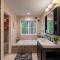 Bear Trail Chalet by AvantStay Retreat w Outdoor Living Deck Fire Pit
