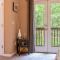 Bear Trail Chalet by AvantStay Retreat w Outdoor Living Deck Fire Pit