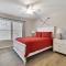 The Nest at Pinecrest by AvantStay Spacious Deck Game Room Fire Pit