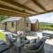 Relaxing getaway with a Hot Tub, Wi-Fi