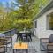 Inn the Poconos by AvantStay Private Lake Access Enclosed Hot Tub