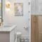 Beautiful Renovated Apartment One Block from King