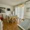 Flat for 5 with shared pool 180m from the beach