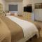 4 Bedrooms modern Condo at walking distance from Eagle beach