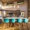Honeysuckle Chalet - Luxe Mountain Chalet - Hot Tub, Wi-Fi, Pool Table, Party Deck, Fire Pit - 15 mins to Blue Ridge!