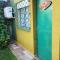 Casa 2 ambientes con jardín y garage