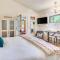 Casa Paloma Studio Artsy and Airy with Hot Tub Access