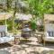 Vibrant Casa Paloma with Patio - Near Vineyards!