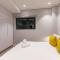 Outdoor pool Apartment, Gym, Bar & views