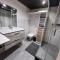 Chambre Individuelle avec salle deau - wc et parking