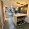 Modern, Apt/near tourist sites.
